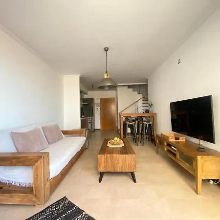 Cozy 1 Bedroom With Sea View شقة